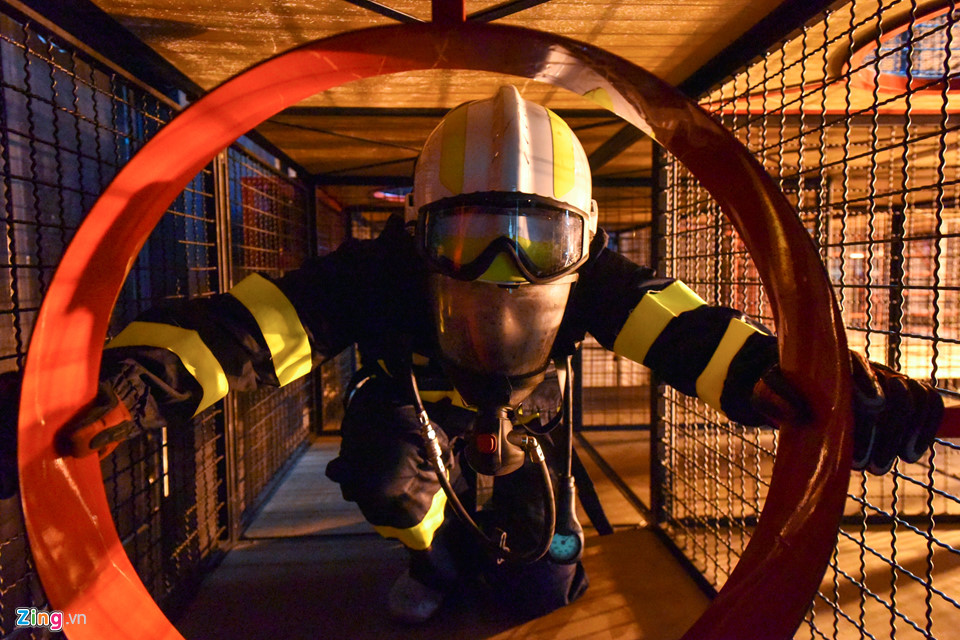 Khổ luyện leo thang, đu dây cứu hộ nạn nhân